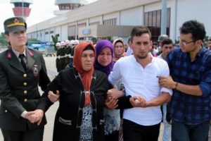 Şehit annesi: "Ağlamayacağım, kimseyi sevindirmeyeceğim kuzum"