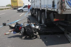 Kamyona &ccedil;arpan motosiklet s&uuml;r&uuml;c&uuml;s&uuml; hayatını kaybetti!