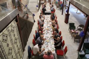 Bursalı sanat&ccedil;ılar iftarda bir araya geldi