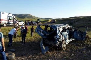 15 yaşındaki s&uuml;r&uuml;c&uuml;n&uuml;n kullandığı ara&ccedil; takla attı: 2 &ouml;l&uuml;