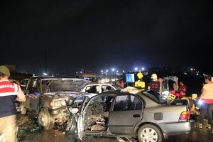 Zincirleme kazalar peş peşe geldi: 3 &ouml;l&uuml;, 13 yaralı