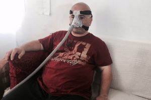 Evinin penceresine pankart asıp greve girdi