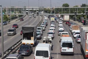 Bursa'da hem toplu ulaşımda hem de trafikte aşırı yoğunluk s&uuml;r&uuml;yor