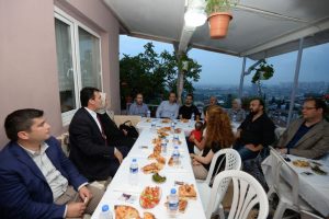 D&uuml;ndar, iftarda mahalle sakinlerinin konuğu oldu