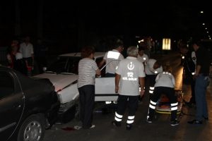 Alkoll&uuml; şahıs trafiği karıştırdı: 4 yaralı