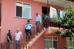 Eşini &ouml;ld&uuml;r&uuml;p kapının &ouml;n&uuml;nde polis bekledi