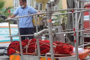 115 kiloluk kadının cenazesini evden itfaiye &ccedil;ıkardı