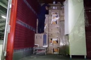 Savcının eşyaları arasında ka&ccedil;ak sigara taşıdılar