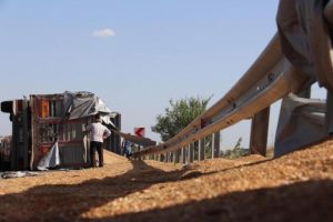 Devrilen kamyon Bursa - İstanbul yolunu trafiğe kapattı