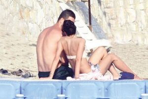 Arda Turan sevgilisi Aslıhan Doğan'la tatilde