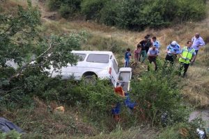 Minib&uuml;s şarampole yuvarlandı: 3 yaralı