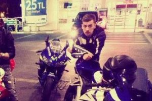 &Ccedil;arptığı motosikletli &ccedil;ocukluk arkadaşı &ccedil;ıktı