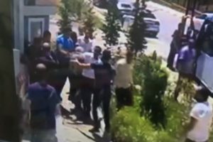İstanbul'da minib&uuml;s&ccedil;&uuml;lerin silahlı kavgası kamerada