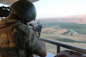 G&ouml;zler sınırda kulakları ezanda