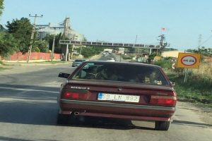 İneği otomobile bindirip yolculuk etti
