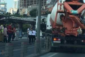 Metrob&uuml;s yoluna beton mikseri girdi