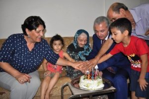 113 yaşına giren Ayşe Nine'ye, pastalı doğum g&uuml;n&uuml; kutlaması