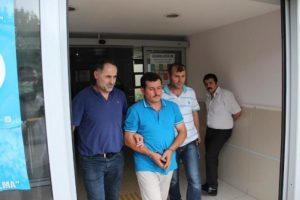 Polisi otomobiliyle s&uuml;r&uuml;kleyip yaralayan s&uuml;r&uuml;c&uuml; tutuklandı
