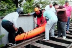 Tren raylarındaki alkoll&uuml; kişiyi AFAD kurtardı