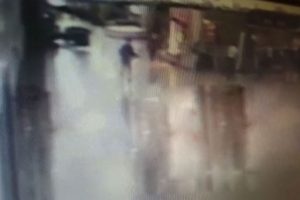 Havalimanındaki saldırının dehşete d&uuml;ş&uuml;ren g&ouml;r&uuml;nt&uuml;leri ortaya &ccedil;ıktı!