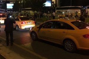 Atat&uuml;rk Havalimanı'nda 'taksiciler fırsat&ccedil;ılık yapıyor' iddiası