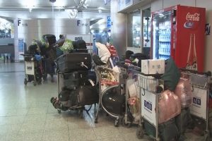 Atat&uuml;rk Havalimanı'nda y&uuml;zlerce valiz sahipleri gelene kadar &ouml;zel bir odaya alındı