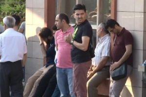 Adli Tıp Kurumu &ouml;n&uuml;nde cenaze yakınlarının bekleyişi s&uuml;r&uuml;yor