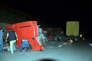Bursa'da hurdaya d&ouml;nen ara&ccedil;tan sağ &ccedil;ıktılar!