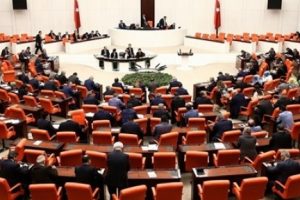 AK Parti, CHP, MHP ve HDP'den Atat&uuml;rk Havalimanı'ndaki saldırıya ilişkin kınama geldi