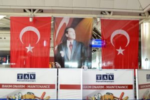 Bombanın patladığı yere T&uuml;rk bayrağı asıldı