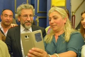 Strasbourg'da Can D&uuml;ndar ile dayanışma gecesi d&uuml;zenlendi