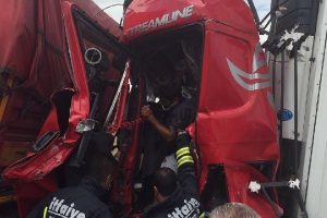 &Ouml;n&uuml;nde giden TIR'a &ccedil;arpan TIR s&uuml;r&uuml;c&uuml;s&uuml; &ouml;ld&uuml;
