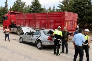 2 yaşındaki Almina hurdaya d&ouml;nen ara&ccedil;tan burnu kanamadan kurtuldu