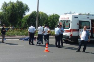 Motosikletli kamyonun altında can verdi