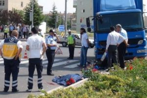 Kamyonetin &ccedil;arptığı motosikletin s&uuml;r&uuml;c&uuml;s&uuml; &ouml;ld&uuml;