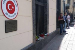 Moskovalılar, T&uuml;rk B&uuml;y&uuml;kel&ccedil;iliği'ne &ccedil;i&ccedil;ek bırakıyor