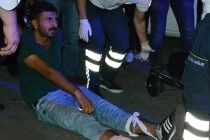 Kavgayı ayırmaya &ccedil;alışan 3 vale silahla yaralandı