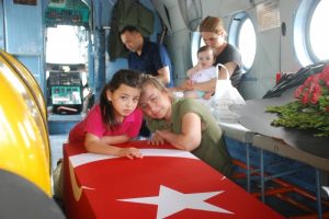 Şehit olan Uzman &ccedil;avuşun eşi ve kızlarının feryadı y&uuml;rek sızlattı