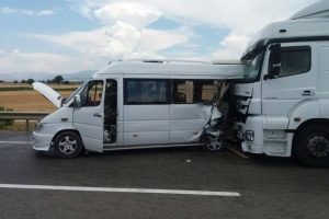TIR minib&uuml;se &ccedil;arptı: 2 &ouml;l&uuml; 6 yaralı