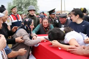 Şehit annesinin feryadı y&uuml;rek dağladı