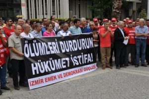 İzmir'de ter&ouml;re tepki eyleminde h&uuml;k&uuml;mete istifa &ccedil;ağrısı