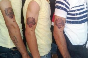 &Ccedil;aldıkları parayla d&ouml;vme yaptıran zanlılar tutuklandı