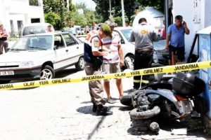 Şeker Hoca, otomobiliyle &ccedil;arşıya daldı: 10 yaralı