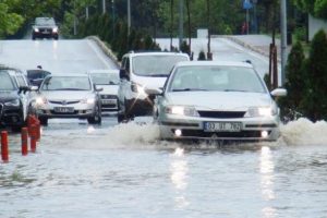 Sakarya'da yarım saatlik sağanak hayatı fel&ccedil; etti