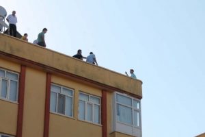 İşten &ccedil;ıkarıldığı binanın &ccedil;atısında intihara kalkıştı