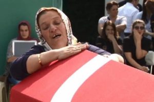 Şehit G&uuml;mr&uuml;k Muhafaza Memuru g&ouml;zyaşlarıyla uğurlandı