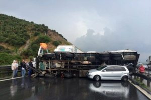 TEM Otoyolu'nda sebze y&uuml;kl&uuml; kamyon devrildi: 1 yaralı