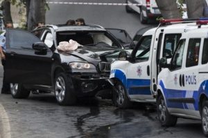 İstanbul'da hırsızlık zanlıları ile polis &ccedil;atıştı