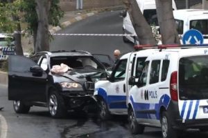 L&uuml;ks cip ile hırsız yapan ş&uuml;pheliler polis aracına &ccedil;arptı