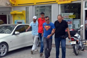 Sahte polisler, parayı &ccedil;ekmek i&ccedil;in geldikleri PTT'de yakalandı